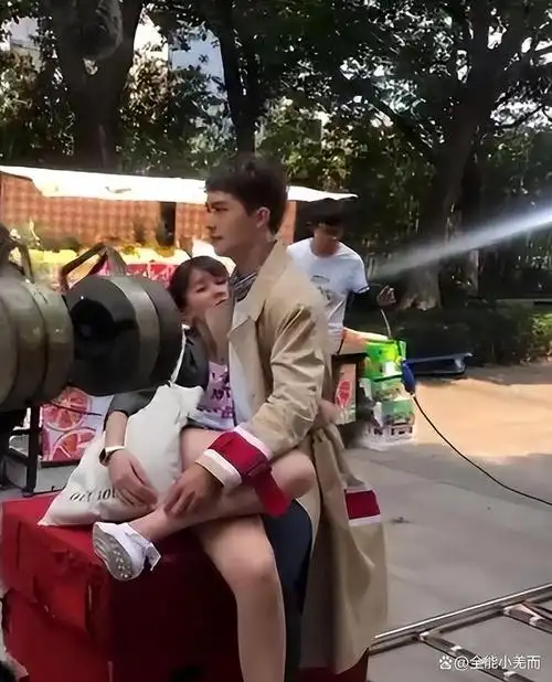 怪不得导演只拍上半身镜头下移后是观众不能看的尴尬画面