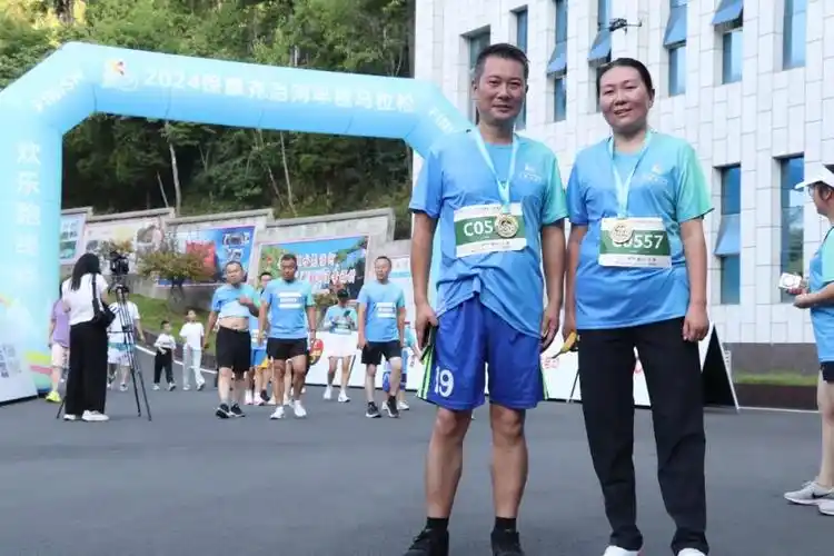 志愿者点对点为参赛选手提供优质服务奔跑在路上马拉松见证了力量与