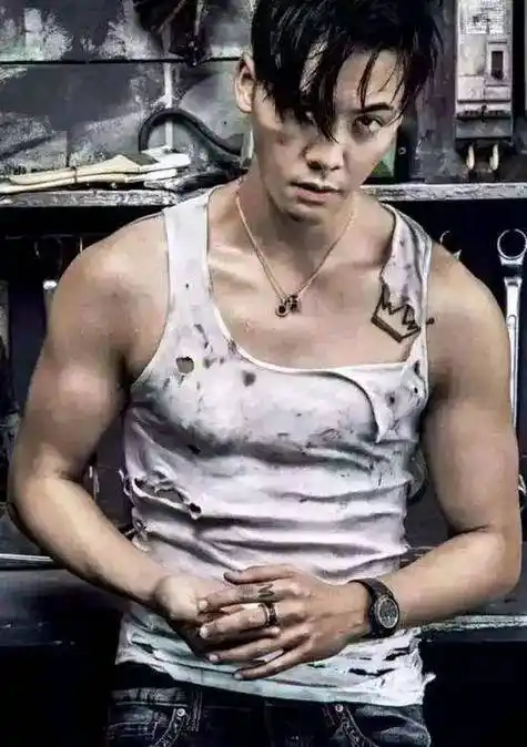 陈伟霆的肌肉没有彭于晏那么有型,但对比其他的小鲜肉还是有过之而无