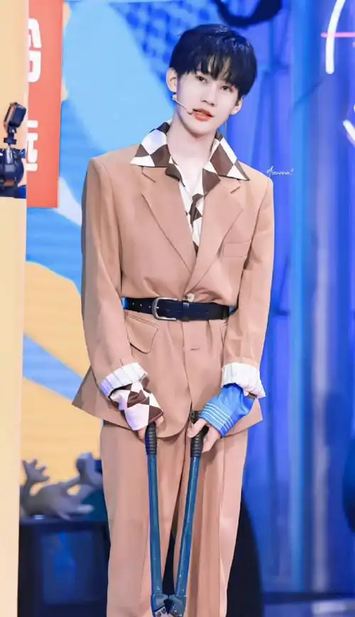 内娱名品身材大赏#@时代少年团-张真源肩好宽,腰好细,完美的倒三角