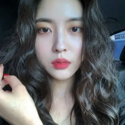 念七卷发女生御姐可爱头像