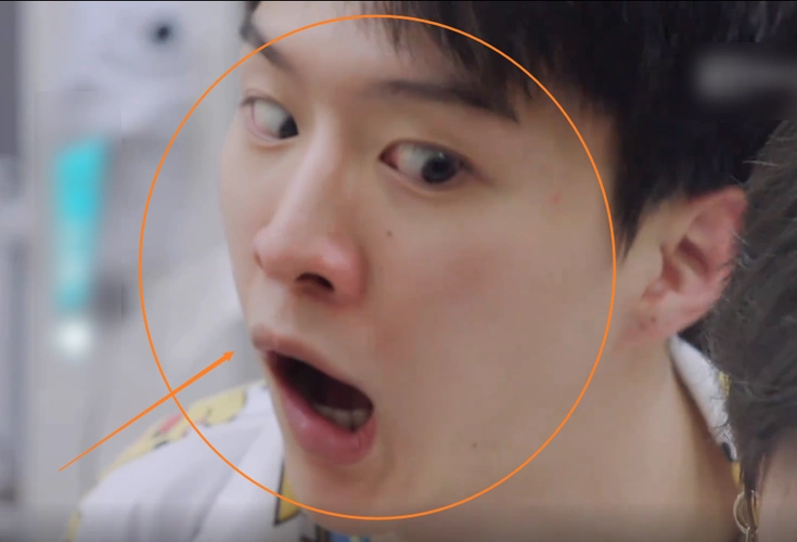 刘雨昕把排骨烧焦范丞丞反应太真实确定不进行一下表情管理