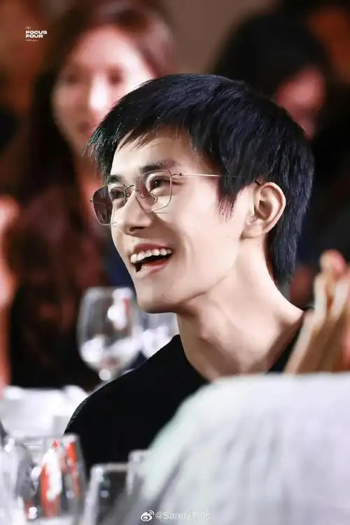 是易烊千玺!短发黑t恤好利落～笑起来好治愈