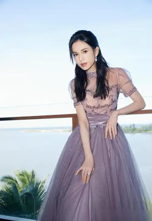 杨紫又瘦又美了!身着樱花粉露肩长裙甜美少女,高调秀出苗条身材