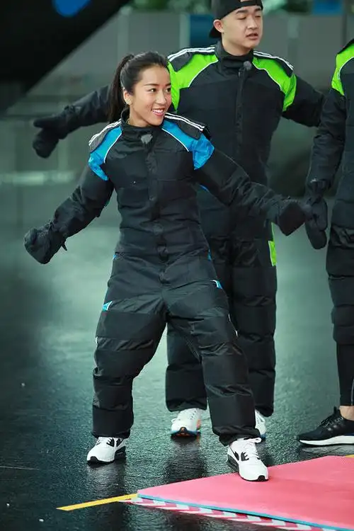 吉克隽逸《跑男》变猫女 频受虐形象尽毁