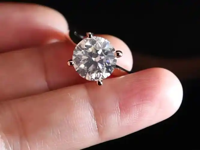 五克拉经典四爪钻戒