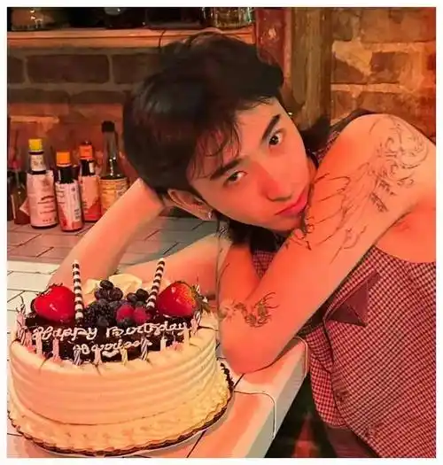 伊能静儿子哈利在美国庆生22岁大秀纹身眼神犀利表情叛逆