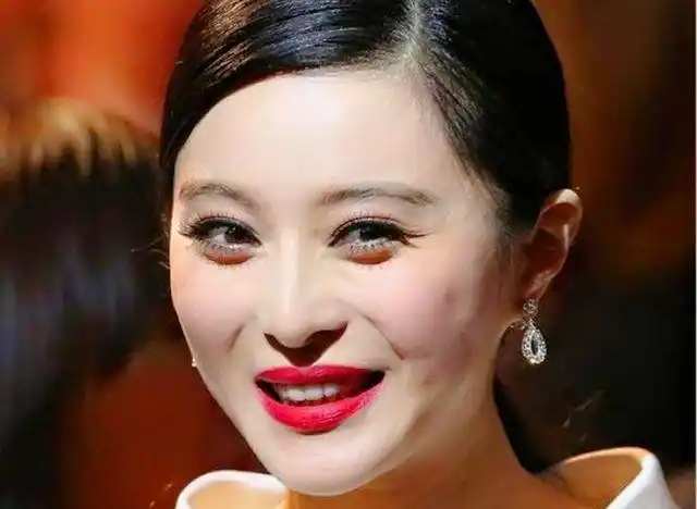 范冰冰未修照片曝光, 眼角细纹显老态, 女神也会有老的一天!