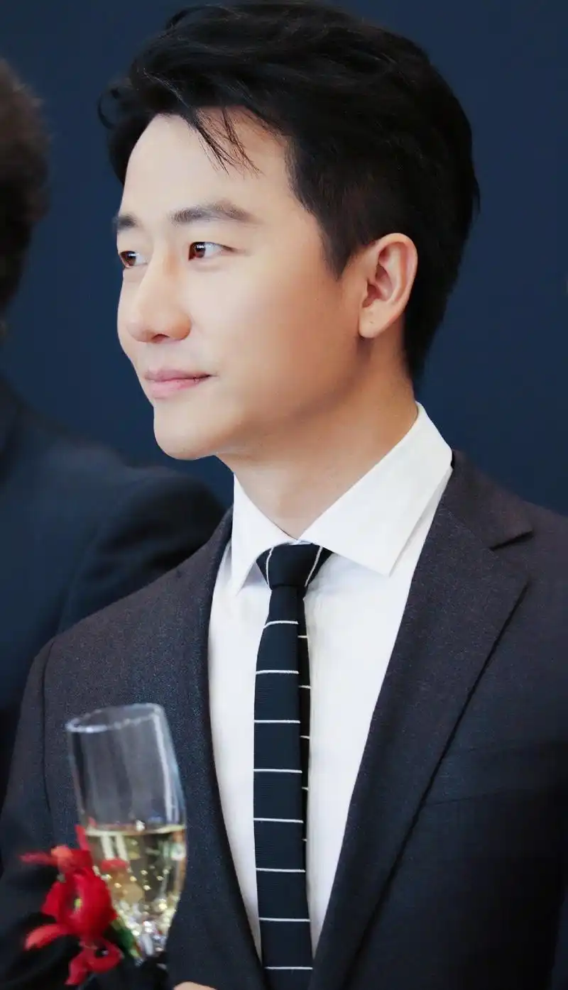 今日神采奕奕的黄轩受邀出席blancpain瑞士宝珀腕表品牌活动,温柔的