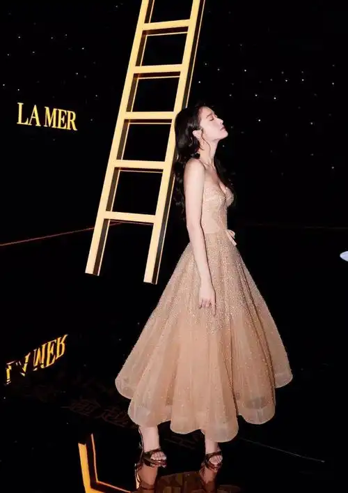 张雪迎明明长相稚嫩穿抹胸礼服知性优雅看着成熟了不少