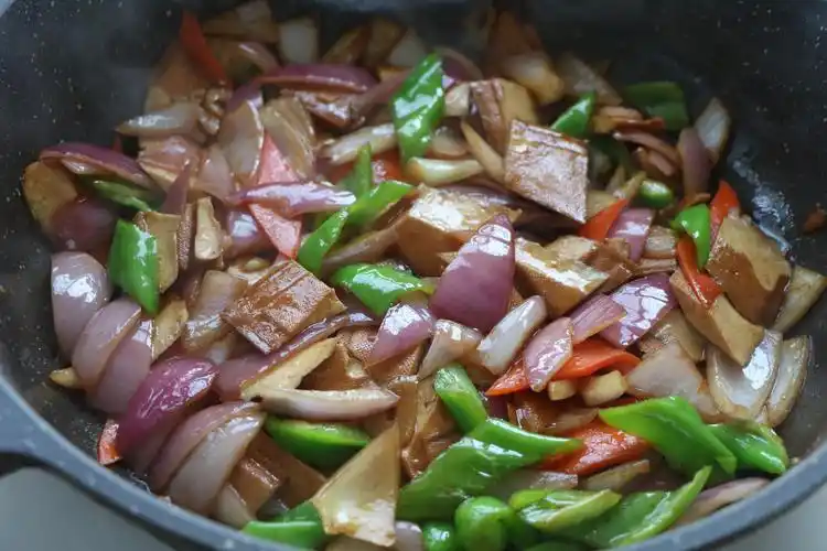 太下饭了,孩子要求隔天就做,春天多吃还长个|素菜|豆干|小炒_新浪新闻