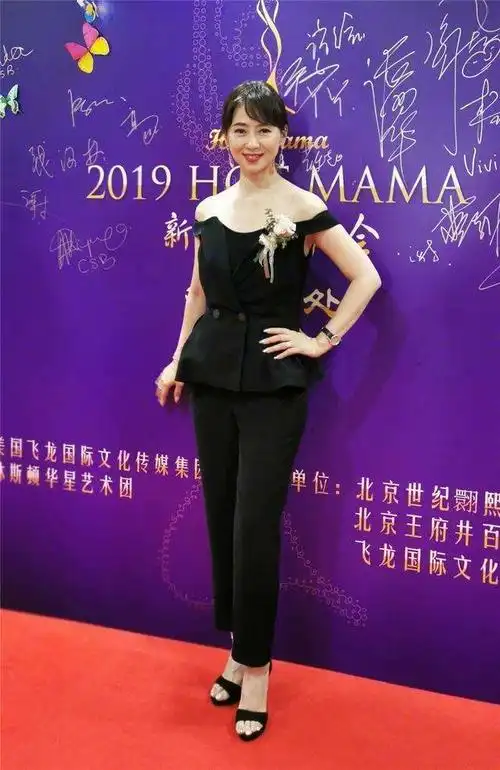 何赛飞打扮朴素真成了普通老人衬得翁虹好年轻啊