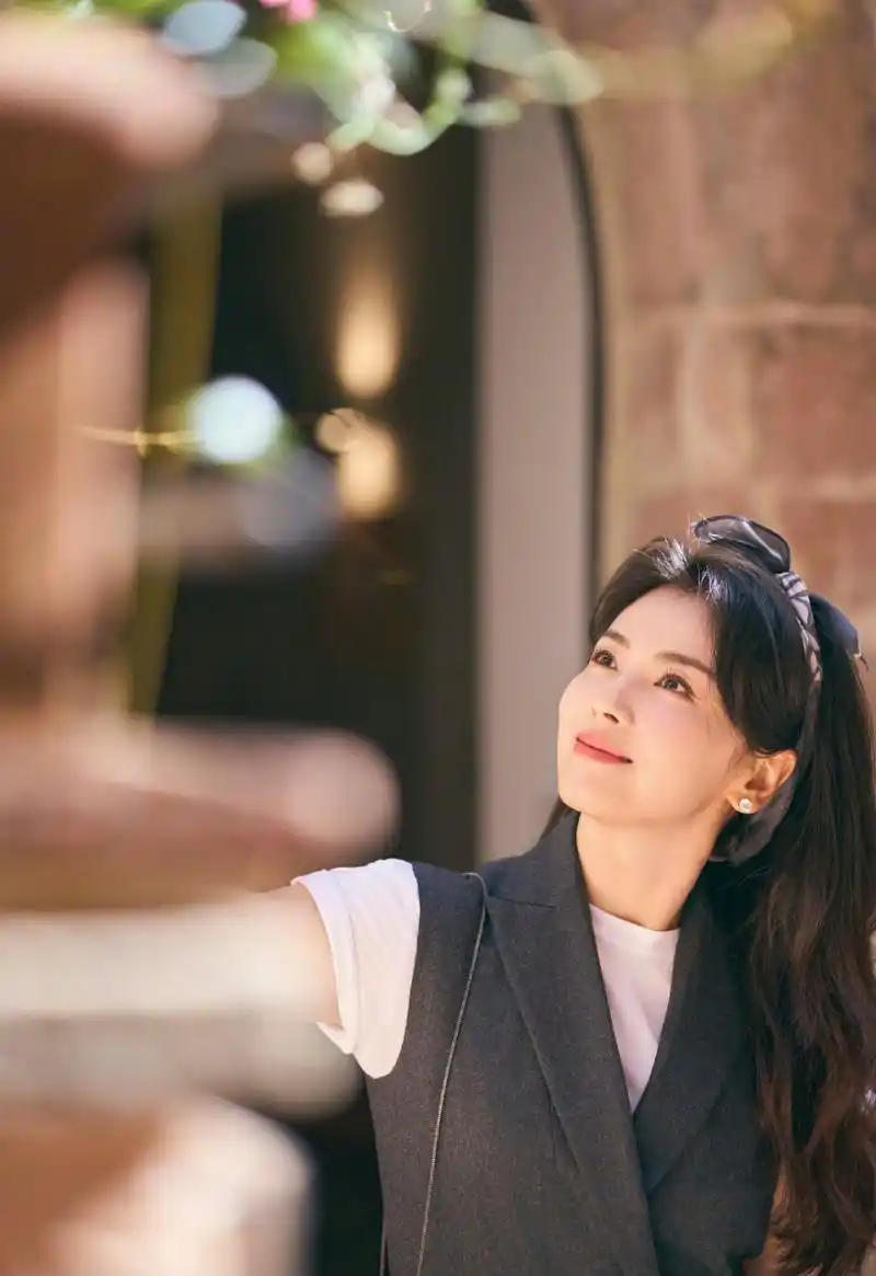 刘涛知性美# 刘涛灰色连体裤77白t恤,好有知性美的大姐姐呀[打clll