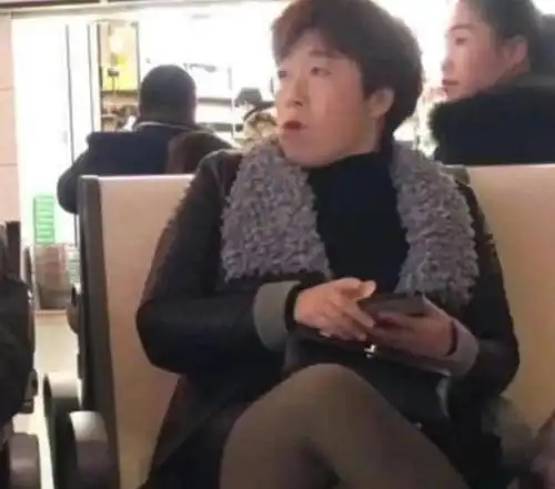 青岛贵妇遇到对手了!大妈神似黄渤上热搜,黄渤机智回应引人爆笑