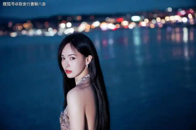 唐嫣穿亮片刺绣裙明艳照人,长发披肩尽显温婉,40岁依旧甜美动人