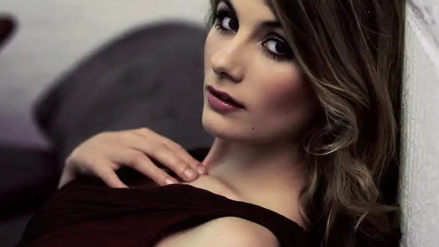 人物名人演员美女黑发看着你人像长发地点国家英国的服装长长的睫毛