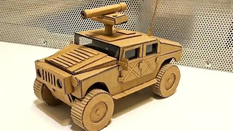 战地装甲车,威武雄壮,威风八面,但这些都是用纸箱壳做的