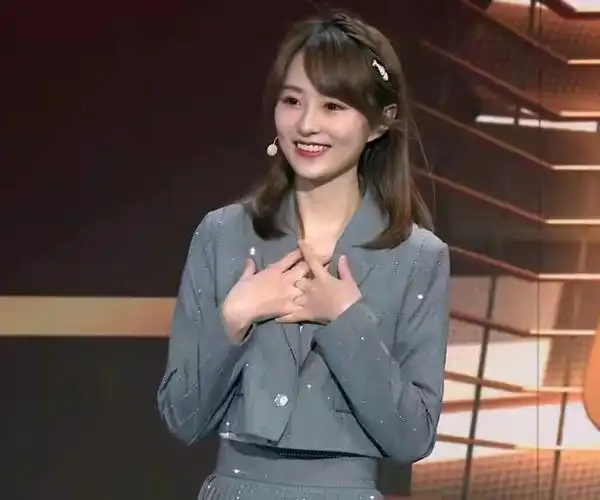 小七5,小七是库里球迷,被主持人戏称为七姐,其特质其实更像七妹,拥有