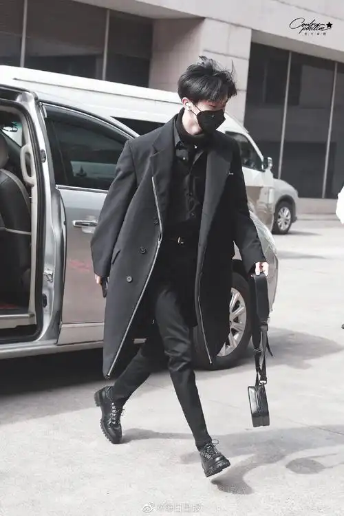 马嘉祺和风衣的适配度满分!有冬日氛围感男主的味道了__财经头条