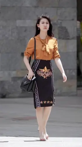 街拍:梨形身材夏季出街怎么穿?时尚达人教你轻松显瘦不踩雷