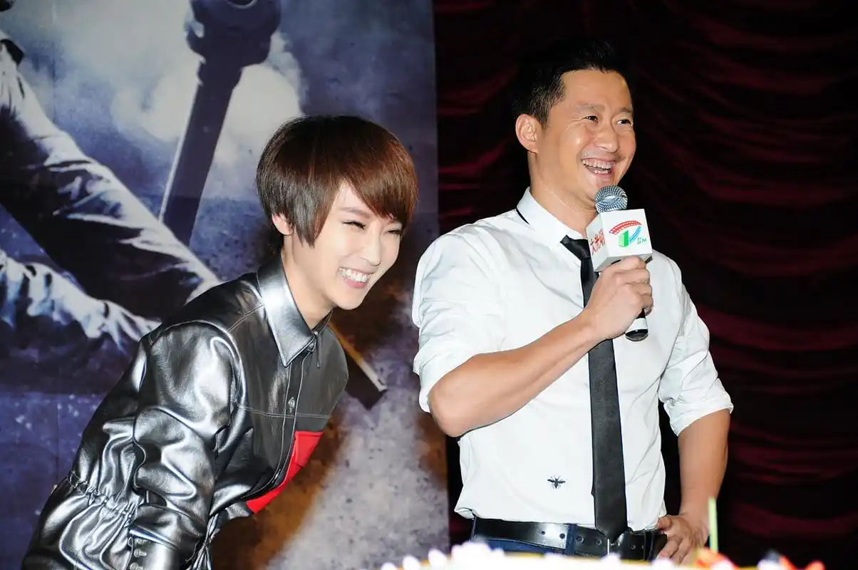 一次,吴京和谢楠参加节目,导演检查行李时发现吴京带了三个安全套,一