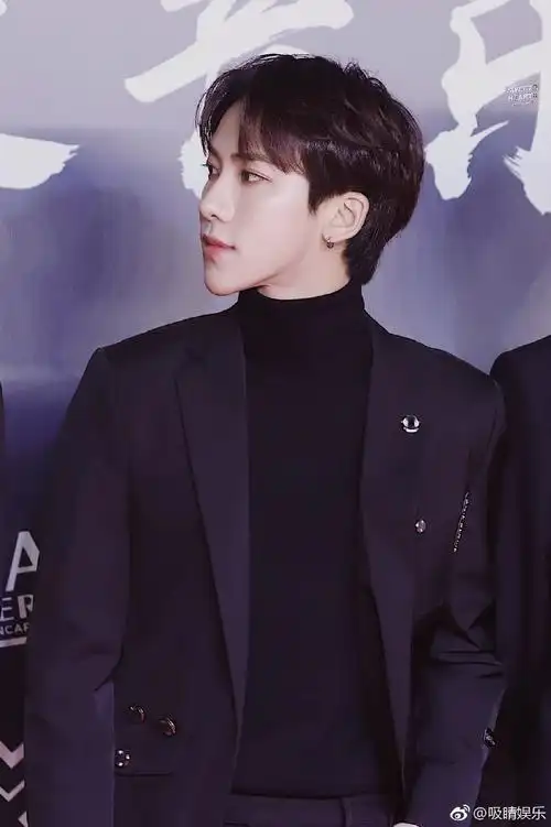 丁泽仁超话#丁泽仁1119生日快乐#@dzr_丁泽仁国风极乐夜红毯,黑色西装