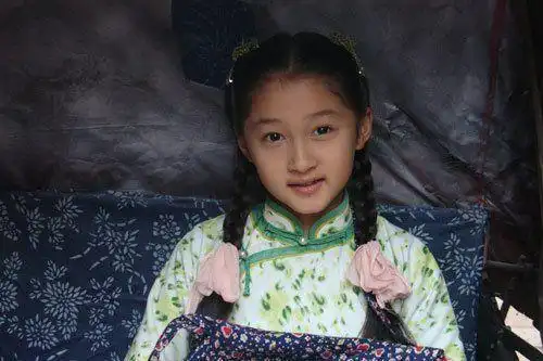 关晓彤晋级三试!跳傣族舞现场照曝光 4岁出道美过张柏芝