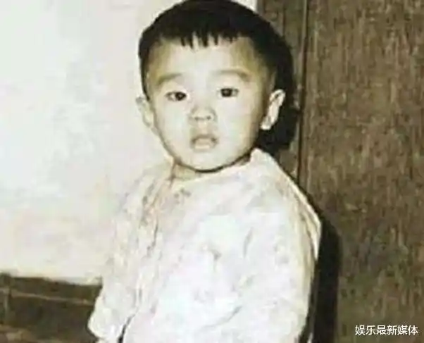 周星驰小时候,生活照,火遍全网引起观众热议_腾讯新闻