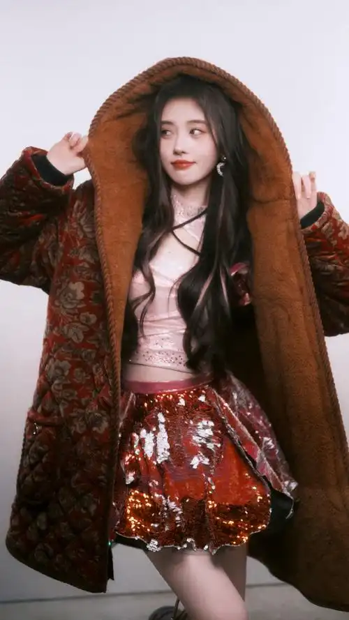 鞠婧祎花棉袄造型