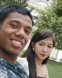 女大学生陈怡不顾反对远嫁非洲,婚后惨遭虐待,父亲绝望自尽