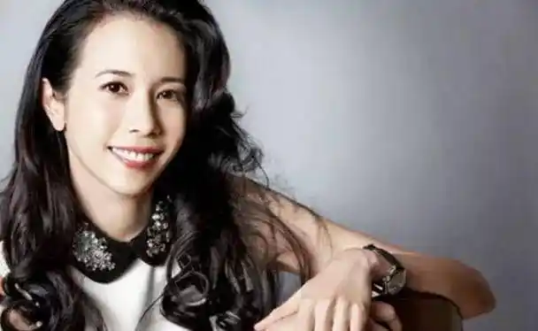 相信很多网友是听着莫文蔚的歌曲长大的,莫文蔚是一个混血儿,她1993年