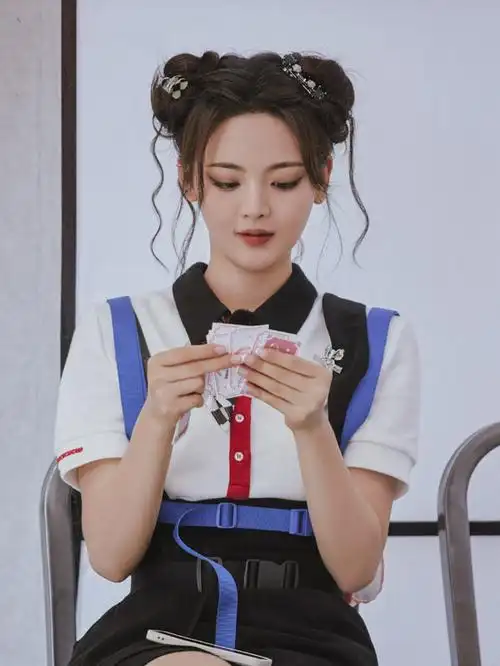 杨超越的斩男发型有减龄魔力!插图7