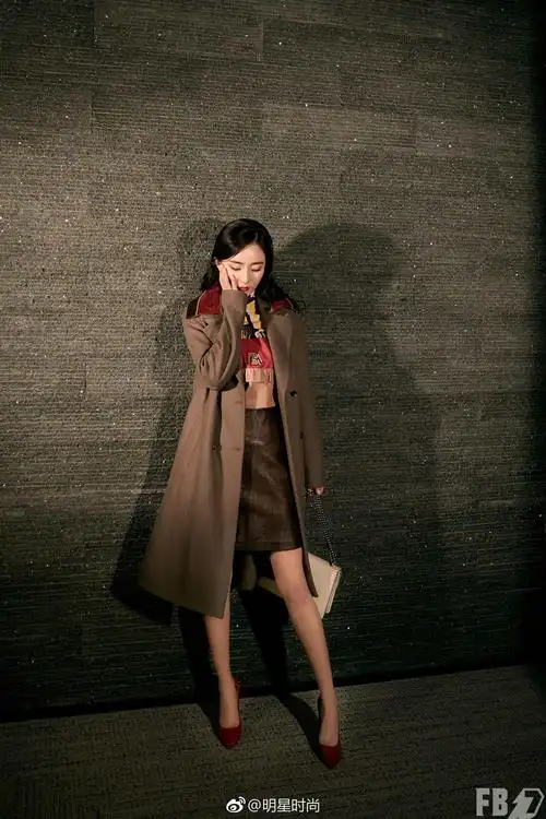 杨幂时尚街拍来袭,她身着棕色大衣搭配链条包干练有型