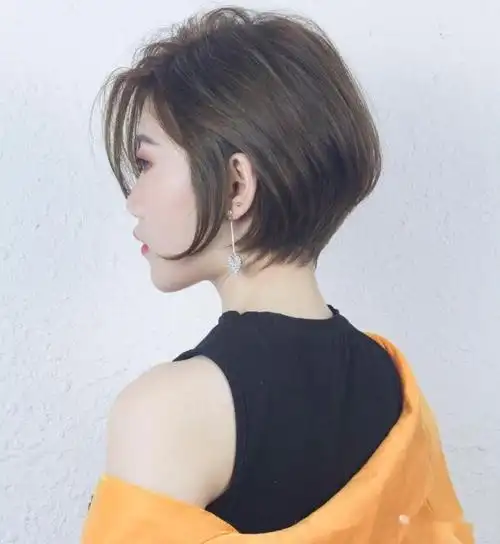 精选减龄露耳短发30款