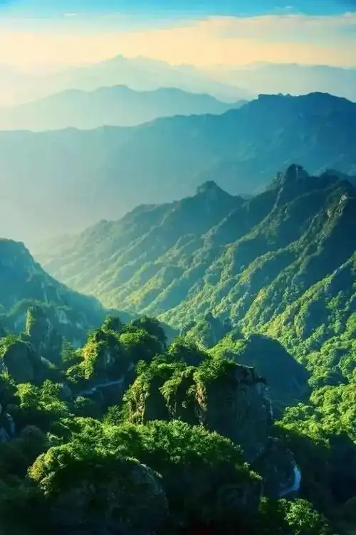 中国地大物博有数不尽的名胜古迹,灵山秀水,奇特地貌以及风景秀丽的