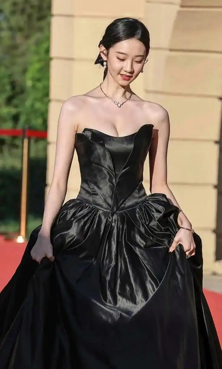 张艺凡一袭抹胸黑裙,肌肤白皙细腻,身材性感迷人,简直太美了!