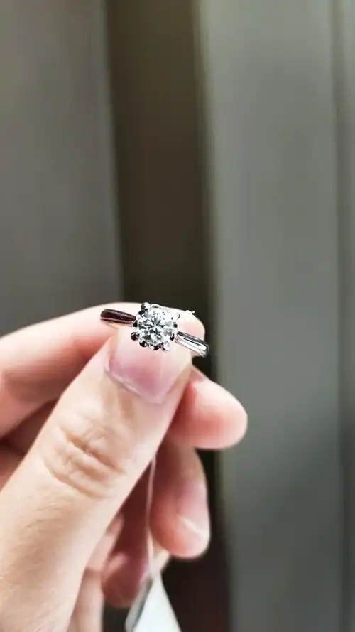 周大福钻石戒指实拍