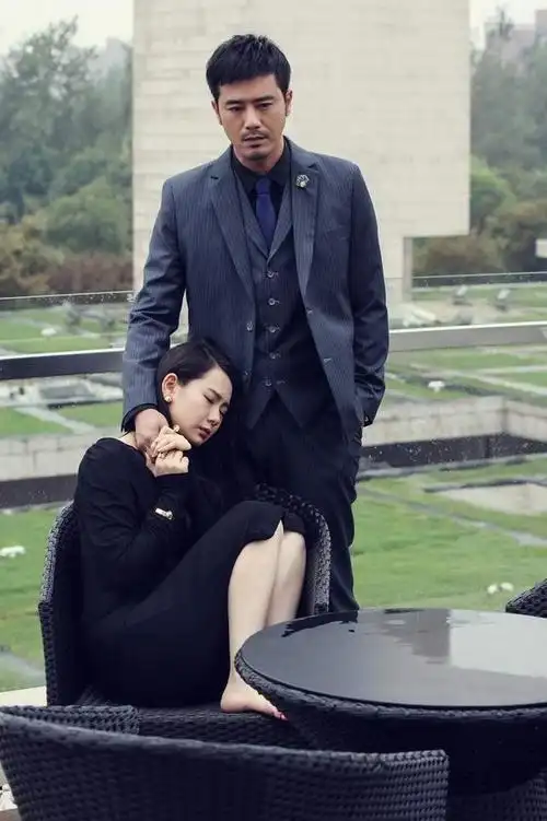 而谭维维和陈亦飞并不是隐婚,两人还公开过恋情,可能平时太低调所以