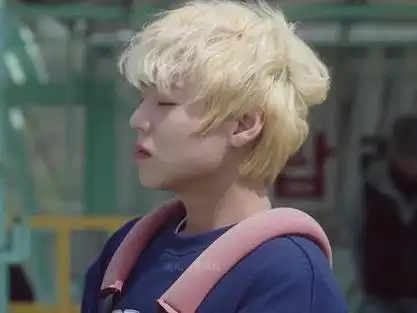 朴志训鹿晗_朴志训和鹿晗长得像_朴志训露腹肌是那一场演唱会 - 抖音