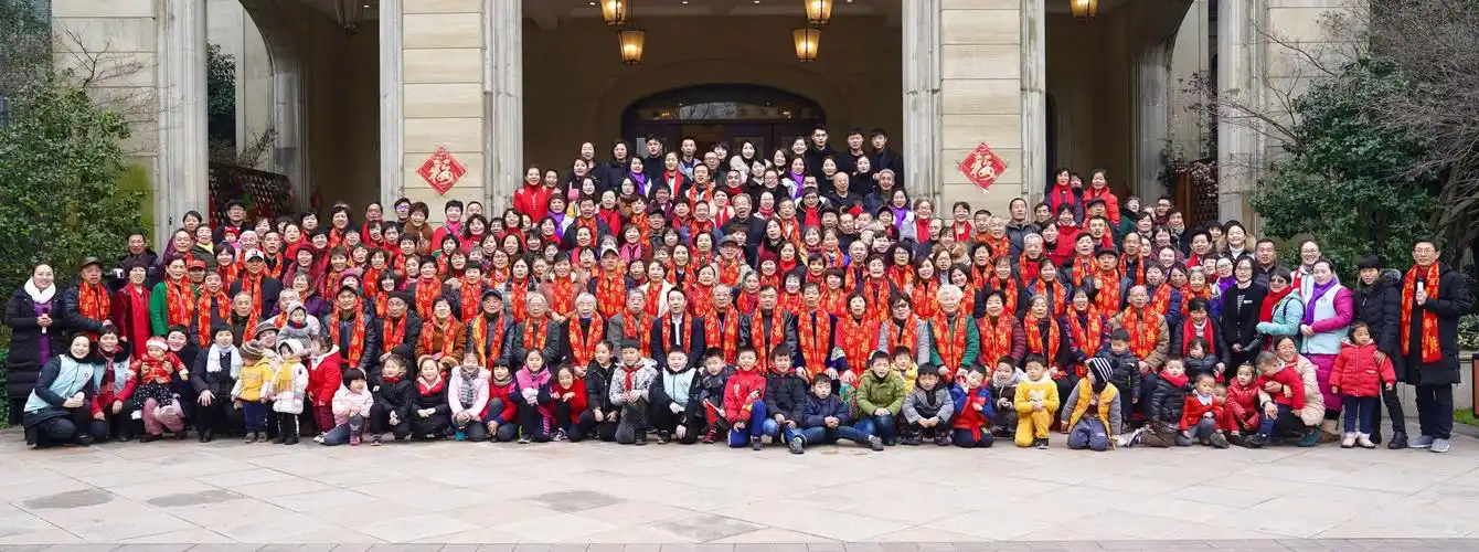 面向全国直播的百人合影