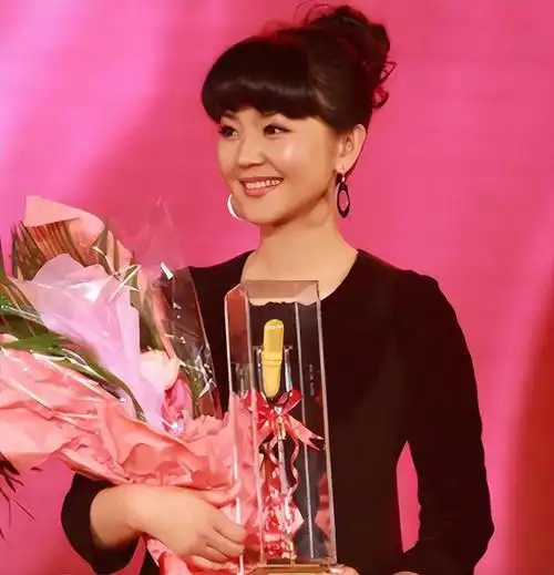 她在央视主持15年,竟只是个临时工,心寒辞职离开后又被高薪聘回|方琼