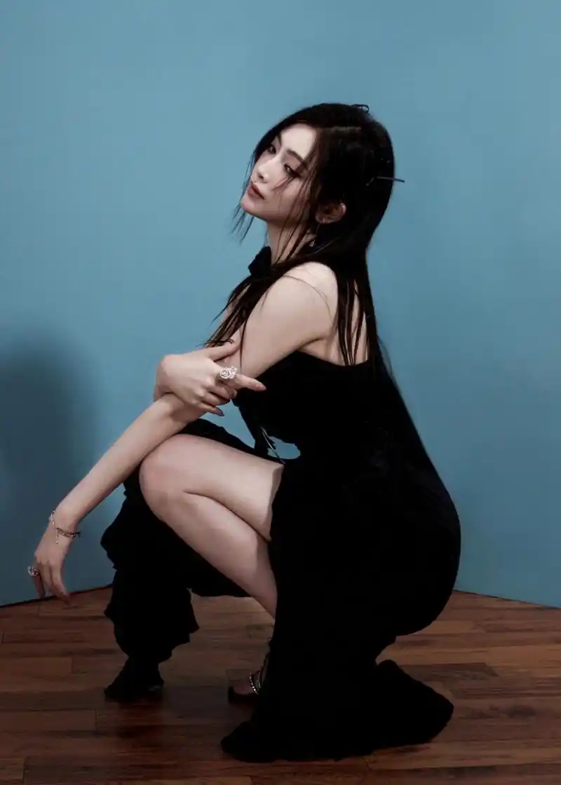许佳琪黑色吊带长裙写真,身材婀娜性感,美腿玉足水嫩诱人,真是一只