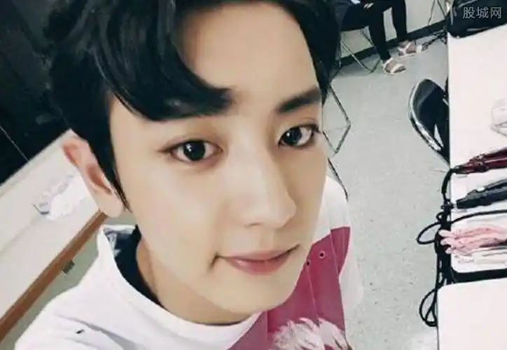 朴灿烈搭帐篷事件 男性艺人的尴尬瞬间