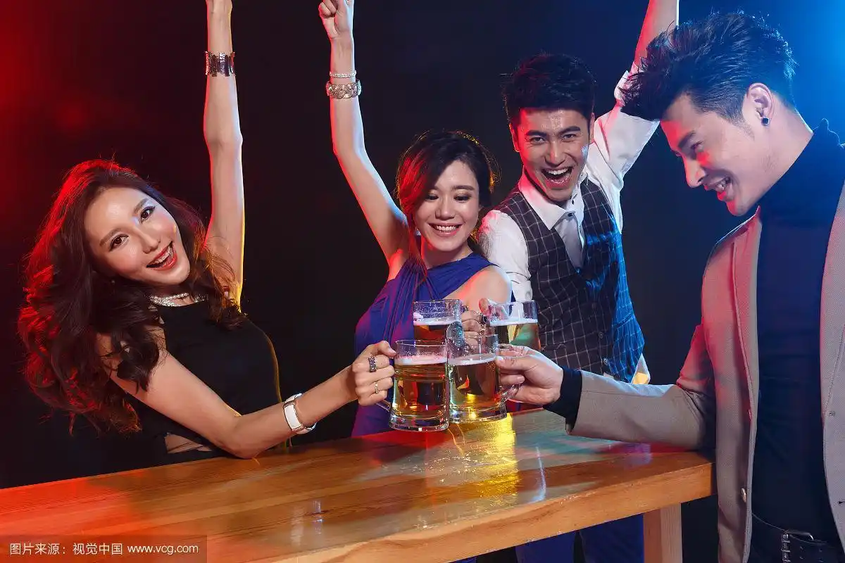 青年男女在酒吧喝酒