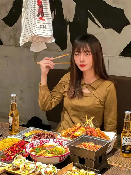 东北烧烤店吃生蚝喝啤酒宵夜真是yyds