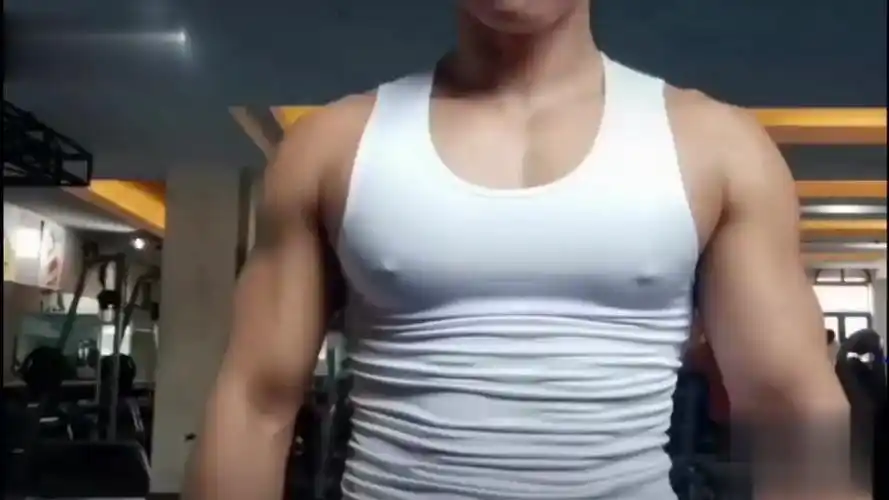 这个肌肉男帅哥的胸肌我太可以了.