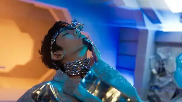 你只看到华晨宇抽烟,没看到华晨宇五大金榜2020年度销量第一.