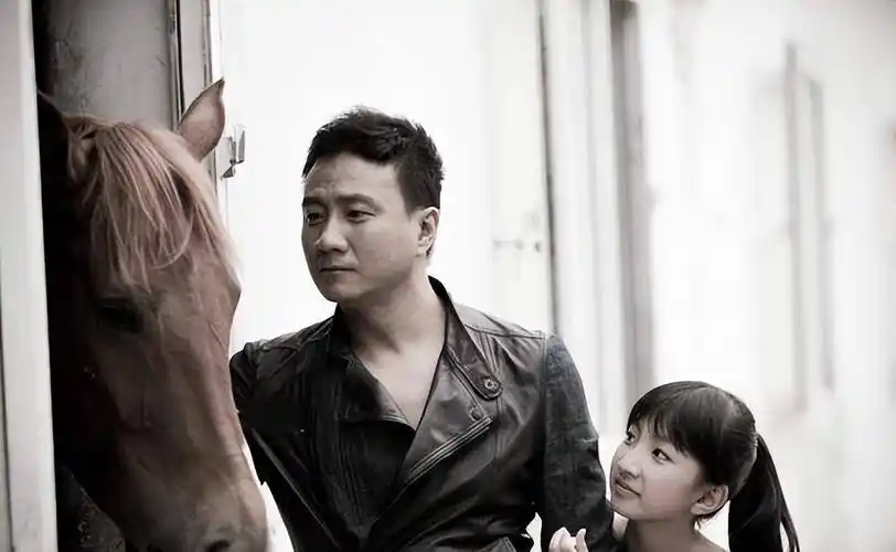 演员胡军:台上霸气硬汉,把温柔给了两个女人,儿子却不像亲生的_刘烨