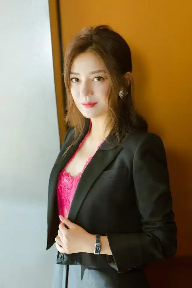 44岁的赵薇风采依旧,小西装搭配玫红长裙,尽显成熟女人味