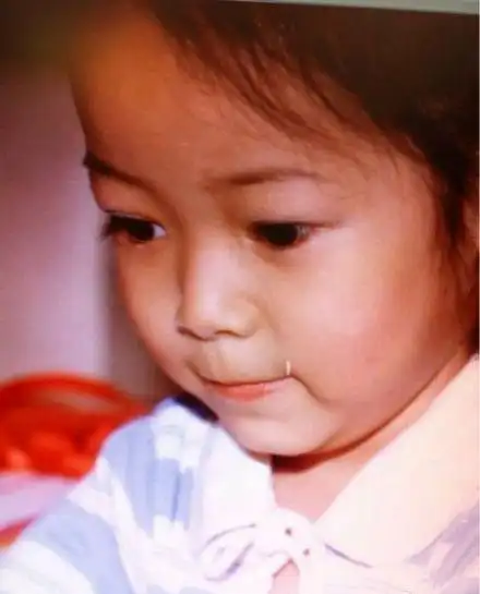 侯佩岑小时候有着大眼睛,长睫毛,还有樱桃小嘴,仔细看能发现其样子就